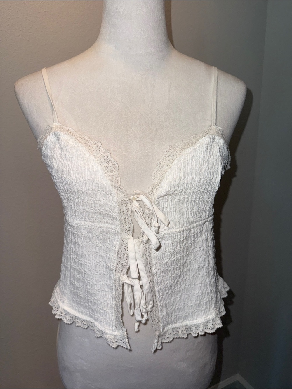 Kirious White Lace-Front Tie Cami